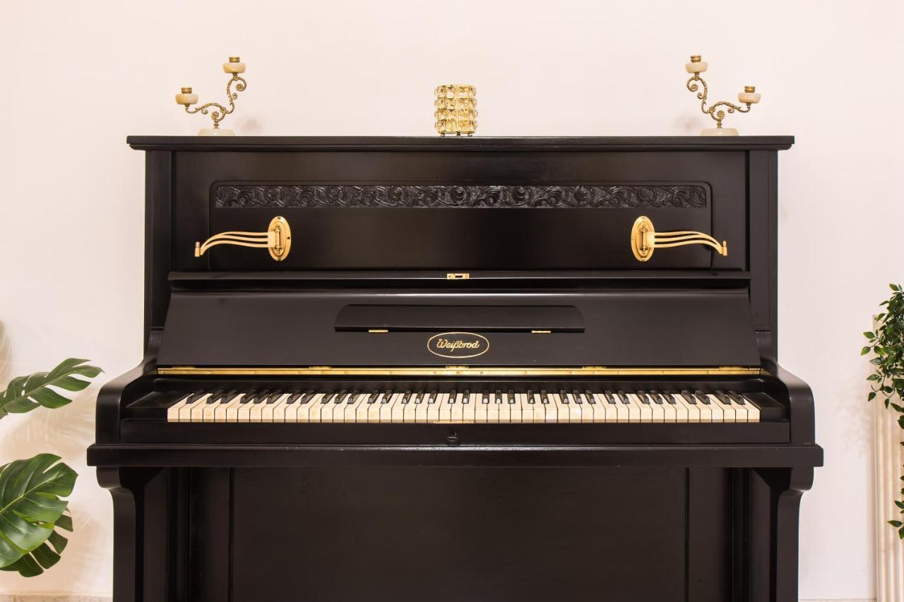 Apartment Niochori Heritage: The Pianist *